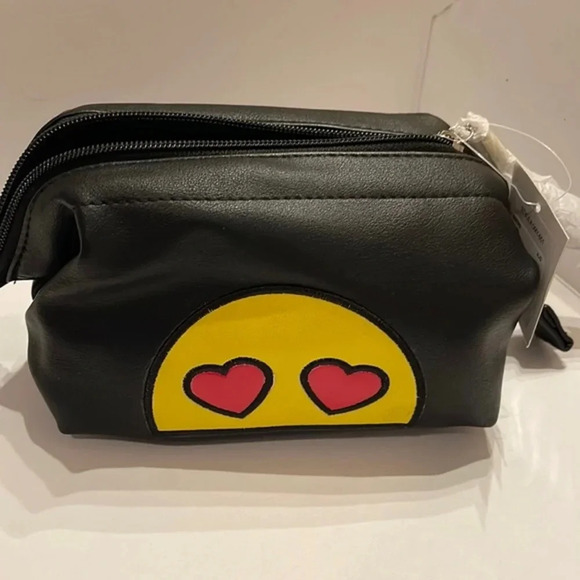 NWT Olivia Miller Heart toiletry/ make up bag - Picture 1 of 6